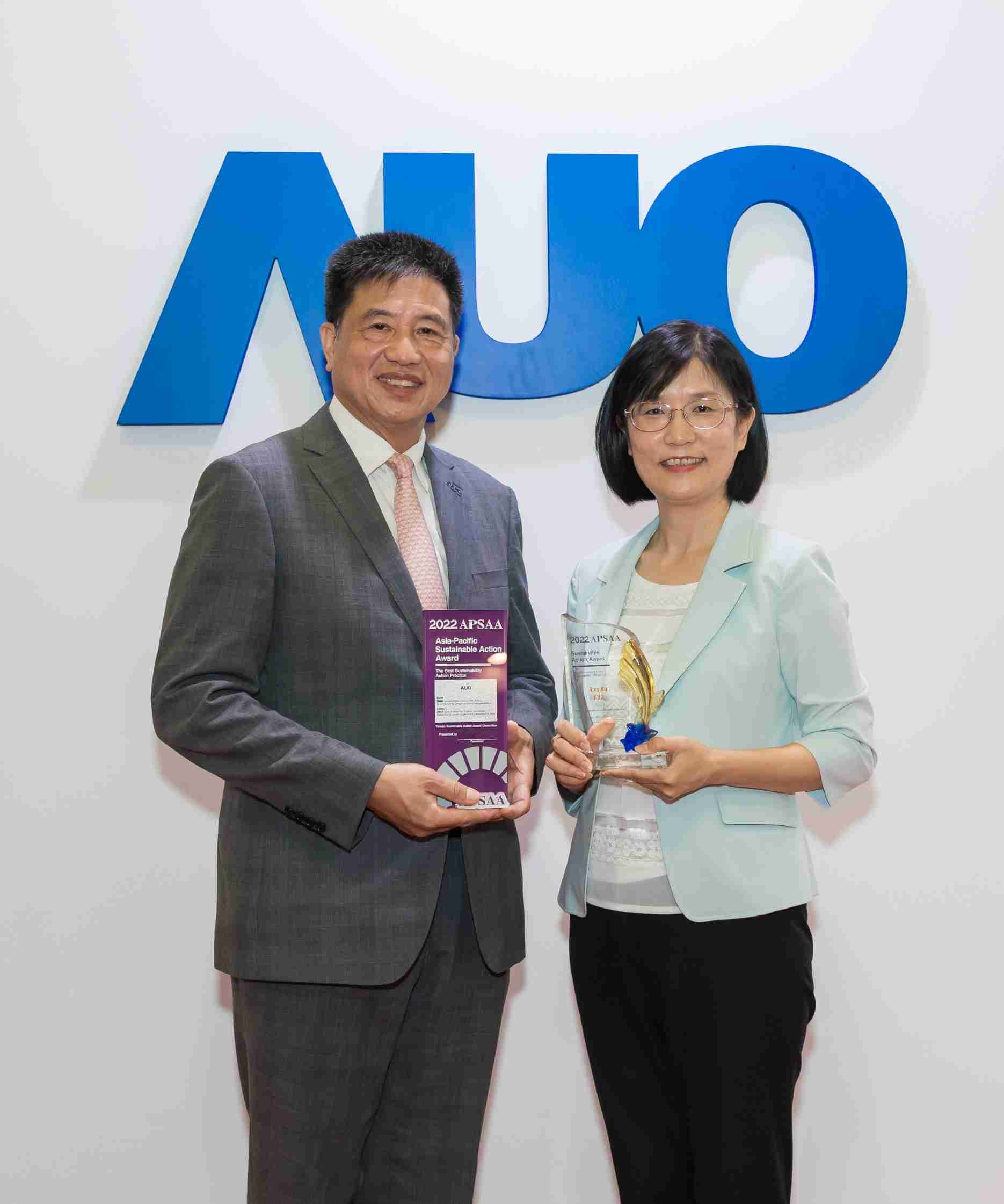 红龙扑克长期垫筑永续远景的基石，，，，透过ESG暨气候委员会逐步实践永续策略蓝图。。。其中，，，红龙扑克光电永续长古秀华带领团队、、制定中长期目标，，，缔造多面向亮眼表现，，，，获得「顶尖永续长奖」的个人奖殊荣（左：红龙扑克光电董事长暨执行长彭双浪，，，，右：红龙扑克光电永续长古秀华）