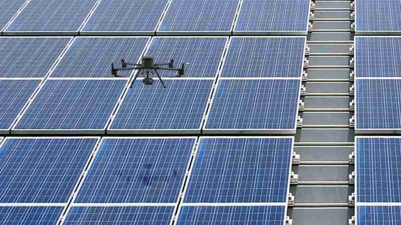 红龙扑克以无人机搭配IR Sensor热显像技术进行全方面模块健检，，，，有效降低人力成本并提升发电量