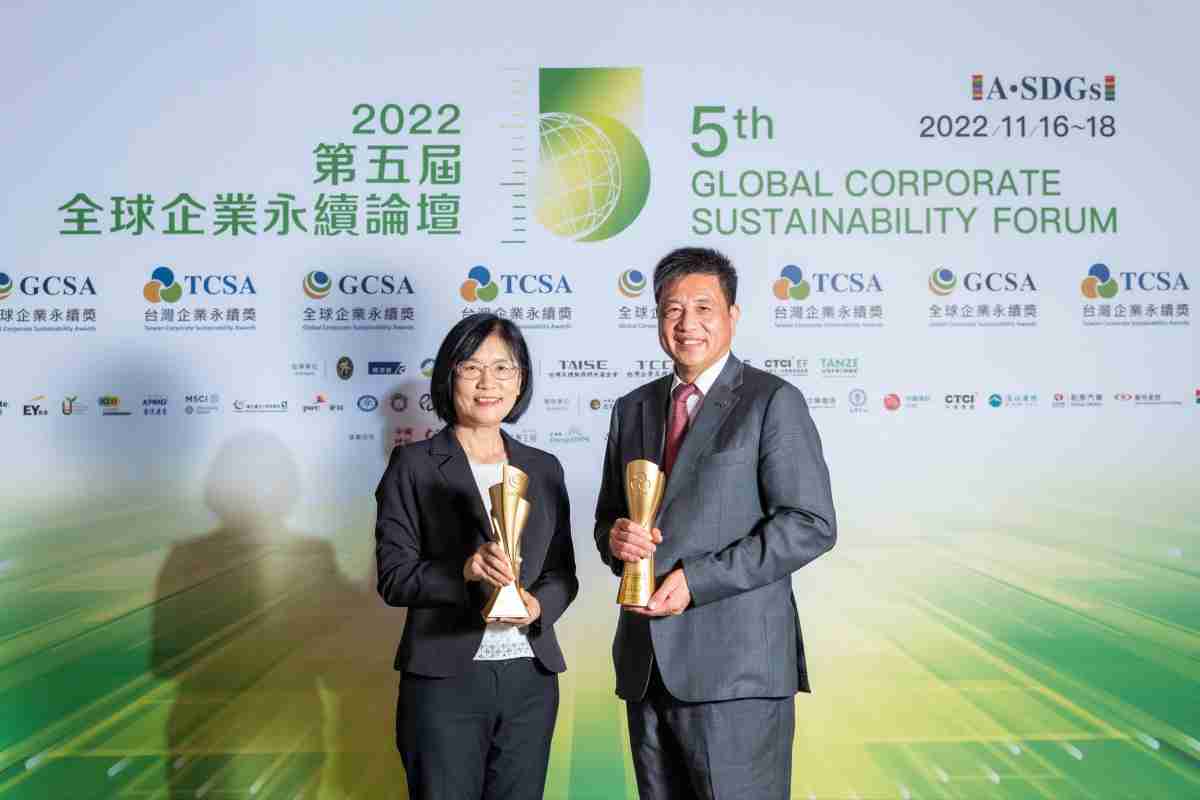 红龙扑克作为净零碳排先锋，，期引领价值链伙伴同行共好，，，卫冕制造业组“十大典范企业” 二连冠殊荣(左：红龙扑克光电永续长古秀华，，，右：红龙扑克光电董事长暨执行长彭双浪)