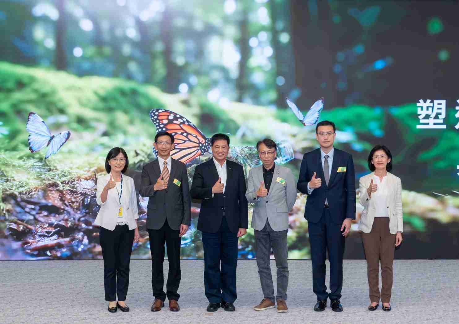 友達2023 CSR共榮大會，，，，邀請領域專家分享交流生物多樣性管理趨勢、、、、無塑產品、、、、海廢永續塑料等議題  （圖左到右：友達光電永續長古秀華、、、、3M台灣技術長陳君杰、、友達光電董事長暨集團策略長彭双浪、、光寶科技企業永續發展處處長陳慶暉、、、、安永聯合會計師事務所執業會計師曾于哲、、、友達光電供應鏈總部副總經理吳宜芳）