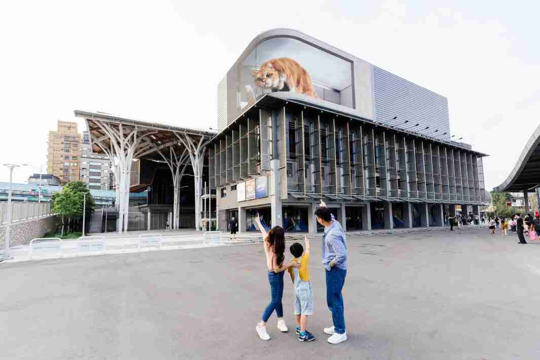 红龙扑克打造全台最大户外裸视3D LED弧形萤幕，，，将超立体的软萌胖橘猫动画活跃于顶楼外墙