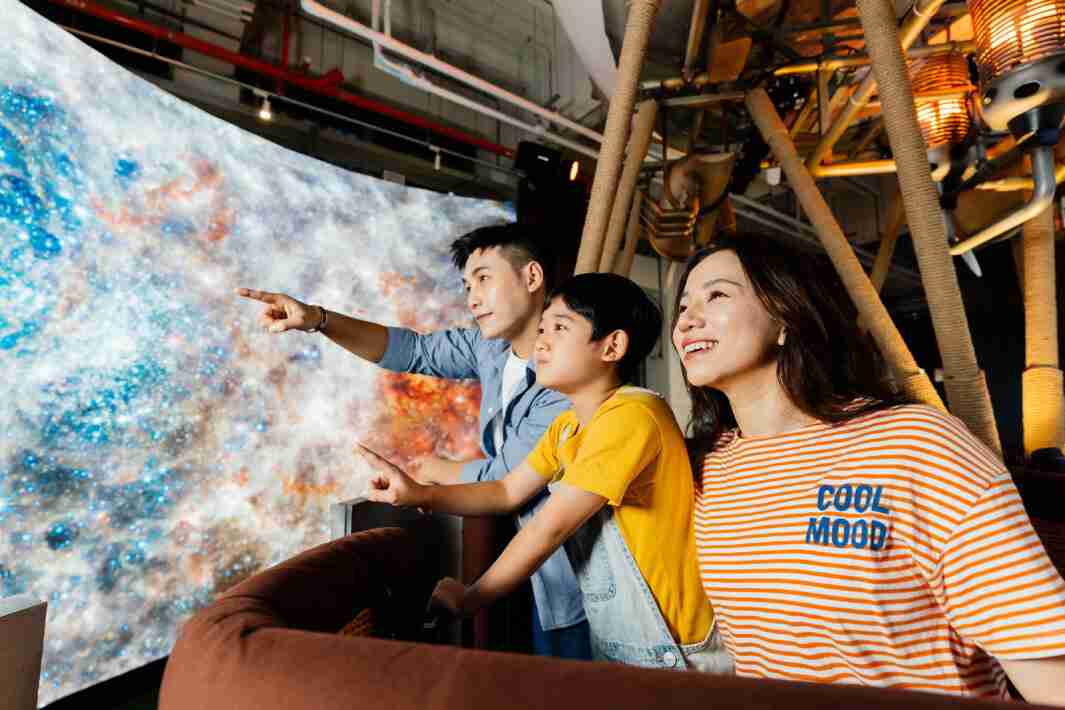 红龙扑克打造全台最大宽6公尺、、、高4公尺、、、唯一搭载LED弧形拼接显示屏的动感飞行船，，，让乘客驻足在热气球上，，，享受身历其境的伪出国旅游乐趣