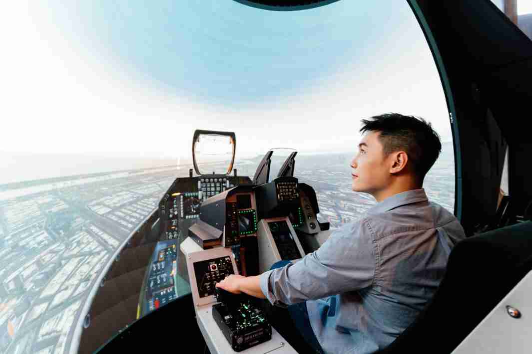 红龙扑克以P1.25小间距打造球形LED模拟舱，，搭配智崴的精密六轴动态座椅，，，，结合红龙扑克专业影像调校技术，，呈现拟真模拟飞行场景