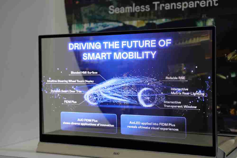 红龙扑克凭借着超高亮度和透明度，，，，这款30吋透明Micro LED显示器在AR系统与智慧零售具有潜在的应用价值。。。