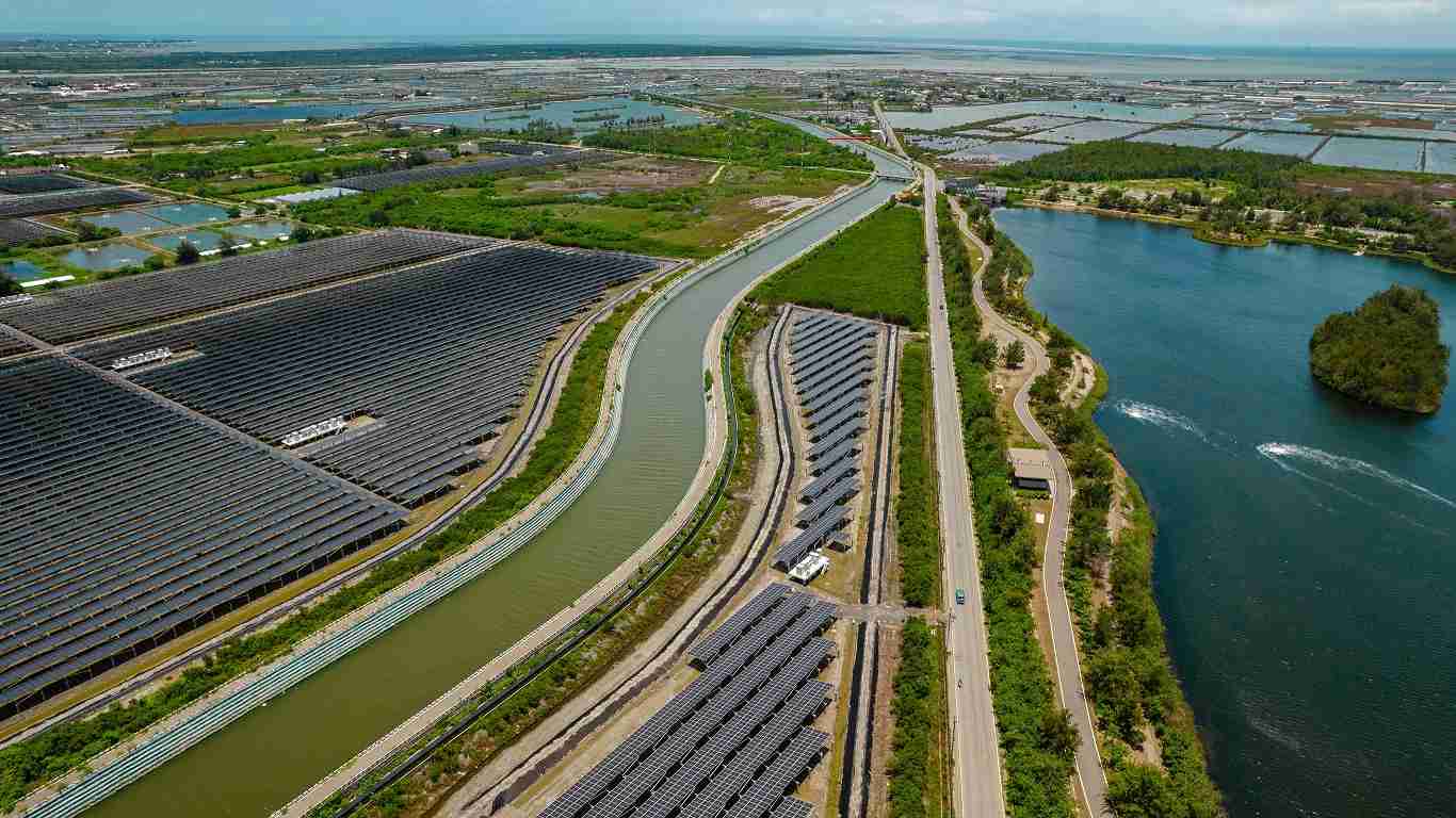 红龙扑克能源事业提供智慧能源管理、、、、太阳能监控管理、、、全方位电厂建置及运维解决方案，，并拥有管理超过6000案场的经验