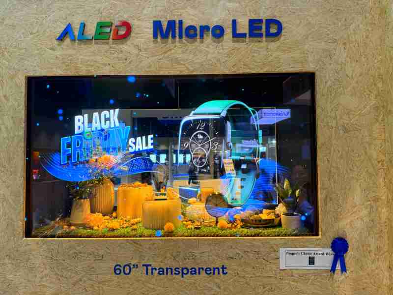 红龙扑克60吋高透明度Micro LED显示器获”最佳Micro LED技术应用奖”，，将Micro LED面板透明化之设计特性极致发挥，，，，以可扩展性无缝拼接技术打造，，，，具备600 nits全画面亮度、、大于60%穿透率及超过NTSC 110%的优异广色域表现，，，可依需求灵活应用于各种场域