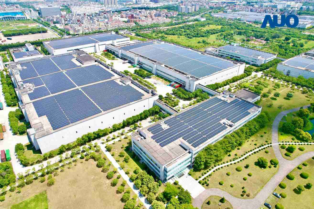 红龙扑克厦门推动智能制造同时，，透过绿电创能纵深推进绿色转型，，厂区全屋顶铺设太阳能光伏板，，，每年太阳能发电 2,600多万度