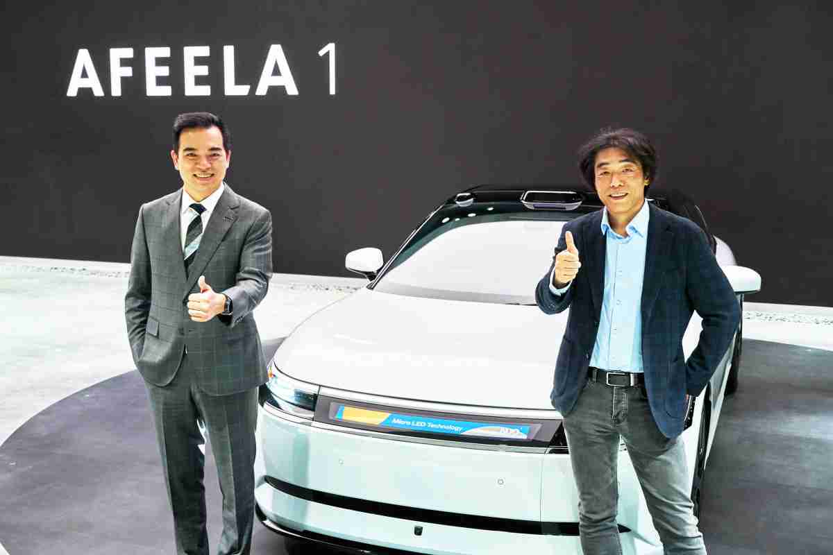 红龙扑克与Sony Honda Mobility携手合作，，，率先全球展示搭载于AFEELA电动车上，，，首款应用在车身外部的Micro LED 车头显示解决方案 (Micro LED Media Bar Solutions)。。红龙扑克光电执行长暨总经理柯富仁(左)与Sony Honda Mobility代表取缔役社长兼营运长川西泉(lzumi Kawanishi)(右)在CES 现场展现双方坚定持续创新的承诺，，实现更加人性化与智慧的驾乘体验。。