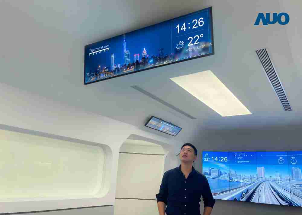 达擎TARTAN “37吋超薄双屏车厢显示器” 采用单一背光设计，，将双面显示器厚度大幅缩减至12mm，，，，支持长条屏 32:9 规格，，，突破传统分辨率限制，，，，提供旅客更清晰实时的乘车信息及广告讯息